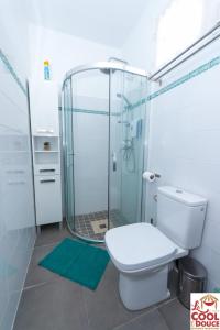 哥西尔Kouleur Karayib的一间带卫生间和玻璃淋浴间的浴室