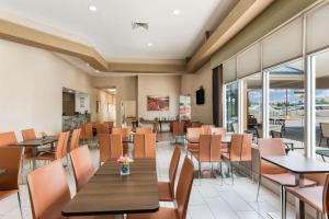 威廉姆斯大峡谷品质酒店的餐厅设有桌椅和窗户。