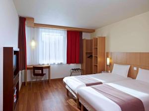 克拉科夫克拉科夫斯坦米莎斯托酒店的酒店客房设有一张大床和一台电视。