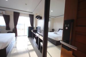 曼谷The Cosy River的酒店客房设有两张床和窗户。