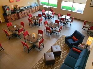 大学城德克萨斯大道舒适套房酒店的享有带桌椅的餐厅的顶部景致