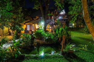 杭东水稻谷仓和客房酒店的夜晚在院子里有池塘的房子