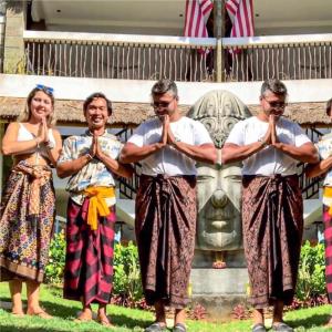 金巴兰巴厘岛舞蹈山峰美式旅馆的一群站在雕像前的人