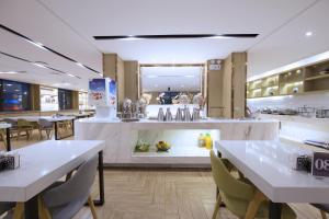 太原太原综改示范区亚朵酒店的餐厅设有白色的桌椅和柜台