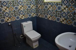 乌提REFLECTIONS Guest House的一间带卫生间和水槽的浴室