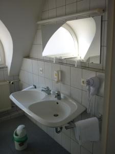 纽伦堡大道酒店的一间带水槽和窗户的浴室