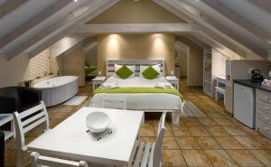 加里尔普达姆ADamsview的卧室配有1张床、浴缸和桌子