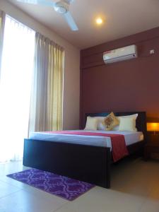 科伦坡VIVAS Residencies Luxury Apartments的一间卧室设有一张大床和窗户