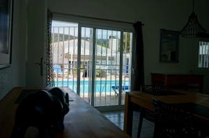 圣塔克里斯蒂纳阿鲁Sea près des Golfs的一间用餐室,设有通往游泳池的滑动玻璃门