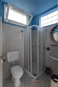 奥梅尼亚Ostello di Germagno的浴室配有卫生间、淋浴和盥洗盆。