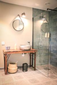 巴斯塔德SOEDER Countryhouse & Kitchen的一间带水槽和玻璃淋浴的浴室