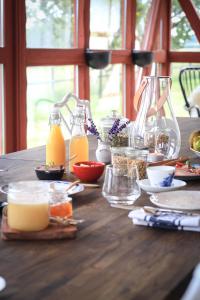 巴斯塔德SOEDER Countryhouse & Kitchen的一张带食物和橙汁的木桌
