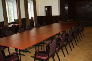 奈斯特韦兹文胡赛特酒店的一间会议室,配有长桌子和椅子