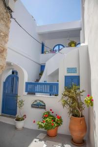 卡塔波拉芭芭拉公寓的白色的建筑,有蓝色的门和盆栽植物