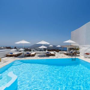 易莫洛林MyBoZer Hotel Kallisto的一座带遮阳伞的建筑屋顶游泳池