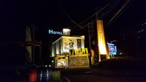 韮崎市Hotel GOLF Nirasaki (Adult Only)的一座晚上有 ⁇ 虹灯标志的建筑