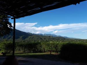 拉里奥哈Cabañas Altos del Velazco的房屋门廊享有山景。