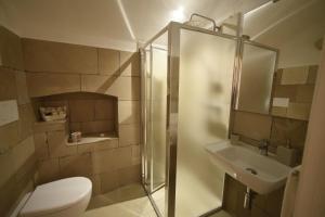 加利波利B&B Corte Cantalupi的带淋浴、卫生间和盥洗盆的浴室