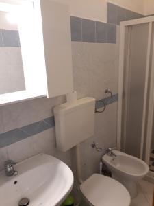 切法卢Cortile Maggiore Home的浴室配有白色卫生间和盥洗盆。