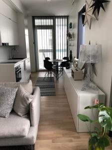 奥卢Beautiful apartment at Toppilansalmi的客厅配有沙发和桌椅