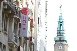 卢森堡歌睿酒店的钟楼楼旁的标志