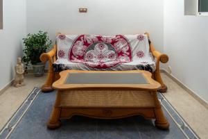 阿里纳加Cactus Ville Playa的一张长沙发,上面有红色和白色的枕头