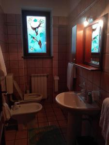 MonrupinoResidence Villa Maria的一间带水槽和卫生间的浴室以及窗户。
