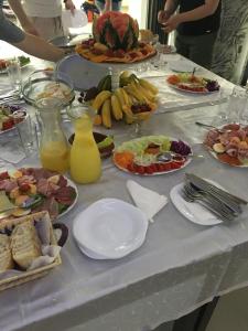 弗拉涅Prenociste Bojan 017的餐桌上放有食物和水果盘