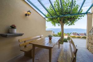 波尔Villa Marina - Sea view的观景天井上的木桌和长凳