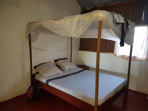 AmbondronaLes HIBISCUS的一间卧室配有一张带天蓬的双层床