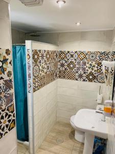 马贝拉阿杜阿尔旅馆的浴室设有卫生间、水槽和瓷砖。