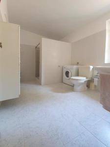 多尔加利Villa Badde rosa的白色的浴室设有卫生间和水槽。