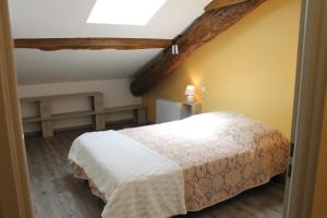 Saint-Sylvestre-sur-LotGITES CLODEGUY No 2的一间卧室,卧室内配有一张大床