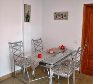 上布雷尼亚Casa Bermudez的一间设有玻璃桌和椅子的用餐室