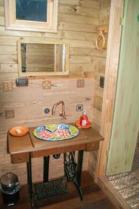 莱瓦镇xuetama的一个小房子里带水槽的浴室