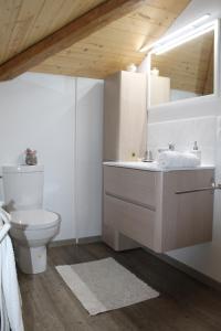 Saint-Sylvestre-sur-LotLocation Chambres d'Hôtes Clodeguy No 2的浴室配有白色卫生间和盥洗盆。