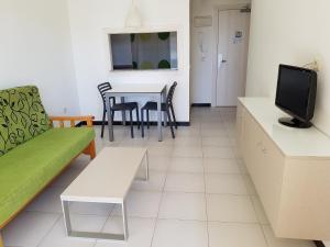 贝尼多姆玛丽亚维多利亚公寓的客厅配有沙发和桌子