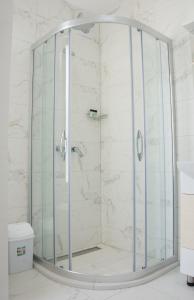 斯特鲁加Seasons Hotel的浴室内带玻璃淋浴间