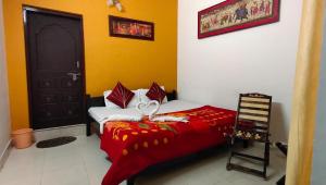 本迪Haveli Taragarh Palace的一间卧室配有一张带红色毯子和黑色门的床。