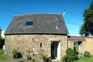 La Chapelle-aux-FilzméensGîte Le Valet, T2 classé 3 étoiles, entre Rennes et Saint-Malo的一座古老的石头建筑,上面有窗户