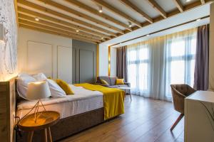 普罗夫迪夫HillHouse Plovdiv的一间卧室配有一张黄色毯子床