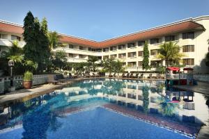 桑提卡普雷米埃尔日惹酒店内部或周边的泳池