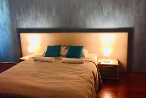 艾斯特根中庭旅馆的一间卧室配有一张大床和两盏灯