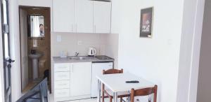 科托尔科瓦切维奇公寓的白色的小厨房配有桌子和水槽