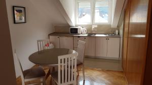 科托尔科瓦切维奇公寓的小厨房配有桌椅和水槽