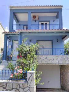 PlisioíMaisonette Ilios的带阳台的蓝色房屋