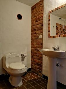 SutamarchánPosada San Esteban的浴室配有白色卫生间和盥洗盆。