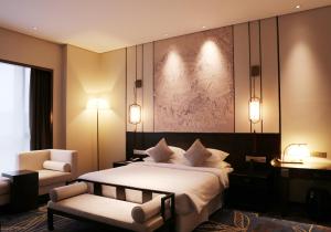 福州阿弥陀佛大饭店(福州浦上店）的配有一张床和一把椅子的酒店客房
