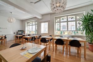 罗拉赫赛本达斯安迪乐酒店的用餐室设有桌椅和窗户。