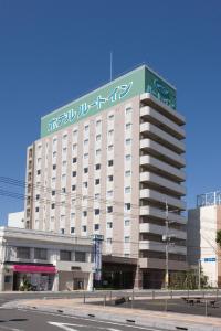 延冈市延冈站前茹特酒店的一座大建筑,上面有标志